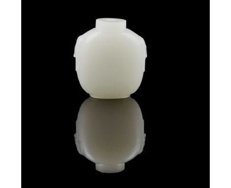 JADE-EFFECT GLASS SNUFF BOTTLE LATE QING DYNASTY - REPUBLIC PERIOD, 19TH-20TH CENTURY of traditional form, plain body with si