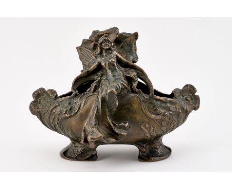 Um 1900.  Bronze. Auf zwei geschwungenen, ausgestellten Standfüßen,  querovaler Korpus. Auf der Wandung Blüten- und Blumenran