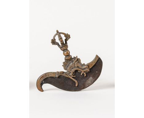 Bronze. Tibetisches Schabmesser mit Dorje-Griff. 19. Jh. H. 16  cm, B. 17 cm.