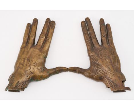 1930 Wien - 2015 ebd.  Die Hände der Weisheit. Bronze, braun patiniert. (Korrodiert,  Bruchstelle an den Daumen). Künstlersig