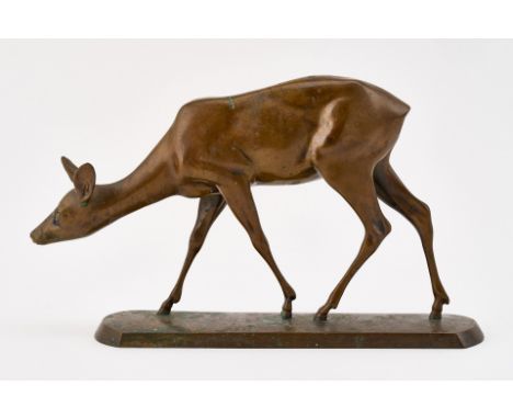Um 1900.  Stehendes Rehkitz. Bronze, braun patiniert. (Partiell  korrodiert). Unter dem Sockel unleserl. Stempelung u. Mannhe