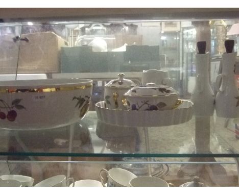 9 PIECES OF ROYAL WORCESTER 'EVESHAM' 
