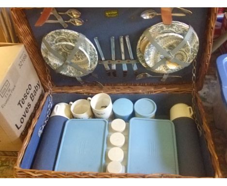PICNIC HAMPER WITH CHINA ACCESSORIES 