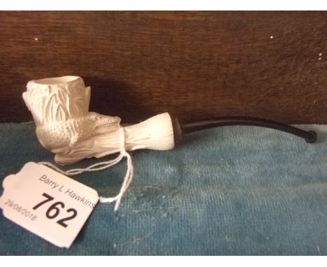 AN UNUSUAL CLAY PIPE WITH ALLIGATOR IN REEDS ON BOWL 