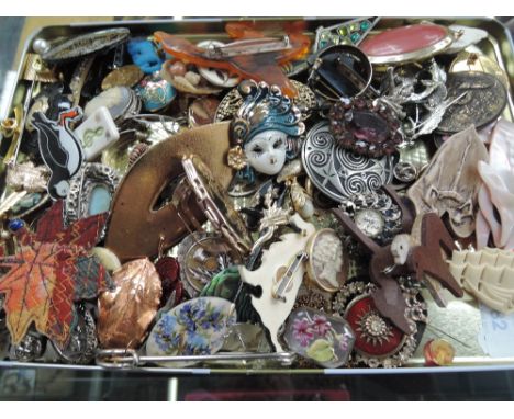 A tray of costume brooches including textile, ceramic and perspex