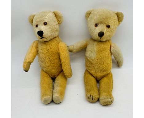 A pair of vintage full jointed teddy bears, possibly 1930's with glass eyes and stitched paws - approx. height 38cm