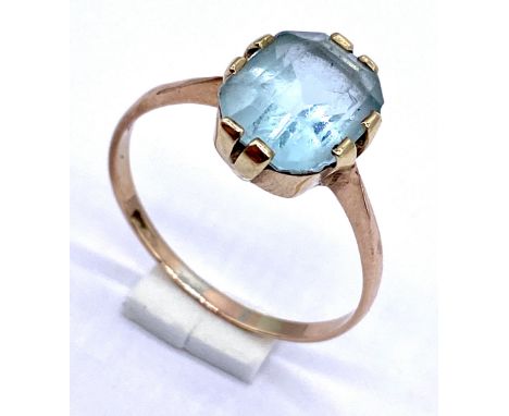 A 9ct gold ring set with an aquamarine, size P