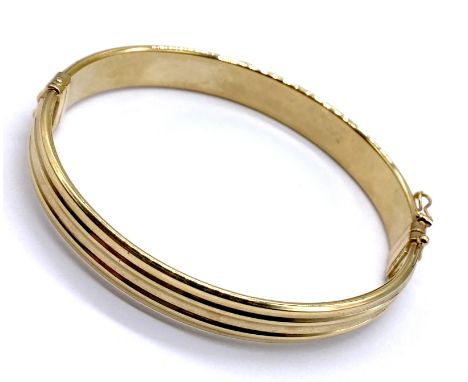 A hinged 9ct gold bangle, weight 10.5g