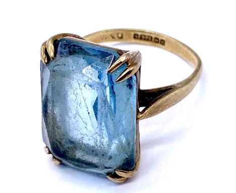 A 9ct gold and large blue topaz ring- stone badly scratched, size L