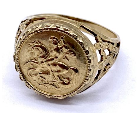 A 9ct gold "sovereign" style ring, size J, weight 2.9g