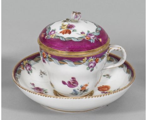   Teetasse mit Deckel  Teetasse mit Deckel    Teetasse mit Deckel    Sog. "Sachsenform" mit Blütenknauf am Deckel. Umlaufend 