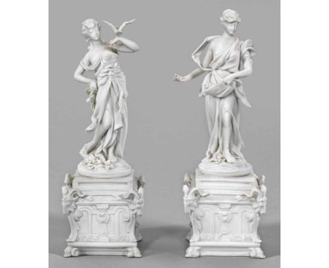   Paar Statuetten  Paar Statuetten    Paar Statuetten    Biskuitporzellan. Auf quadratischem Postament mit Widderköpfen an de