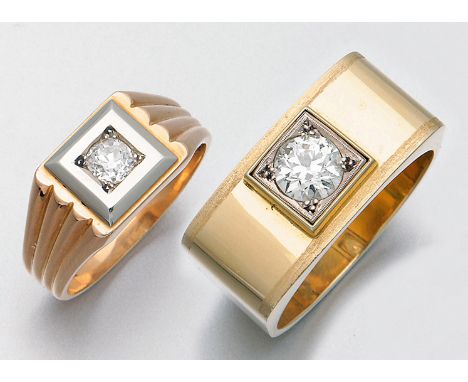   Zwei Herren-Bandringe mit Diamantsolitären  Zwei Herren-Bandringe mit Diamantsolitären    Zwei Herren-Bandringe mit Diamant