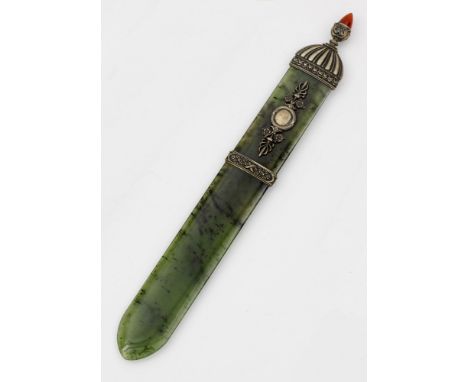   Brieföffner  Brieföffner    Brieföffner    im Stil von Karl Fabergé. Jade mit Silbermontierung. Flache, zum Rand konisch zu