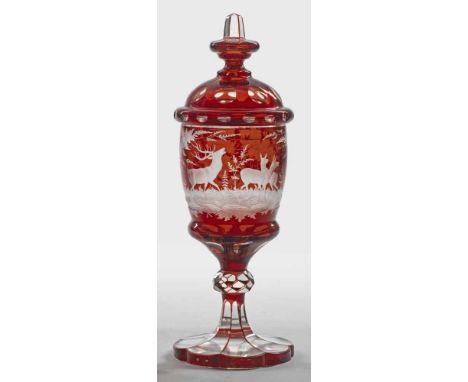   Deckelpokal mit Jagddekor  Deckelpokal mit Jagddekor    Deckelpokal mit Jagddekor    Farbloses Glas, partiell geschliffen, 