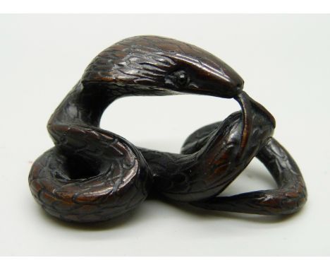 A snake netsuke, signed to base, 4.8cm long 