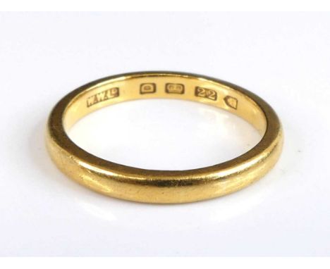 A 22ct gold 2.5mm D-shaped wedding band, size approx K, 3.4g, London 1939, sponsor WWLd