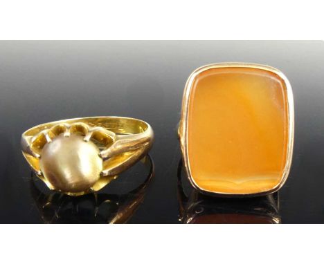 A late 19th century yellow metal and agate set signet ring, the slice-cut and polished agate in a bezel setting, size P, unma