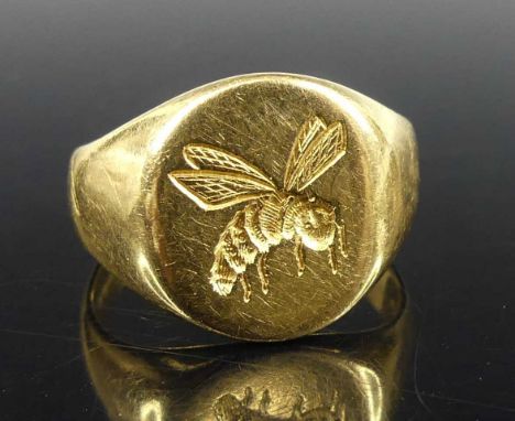 An 18ct yellow gold oval signet ring with seal engraving of a bee, head dimensions 14 x 12mm, approx size N, gross weight 8g,