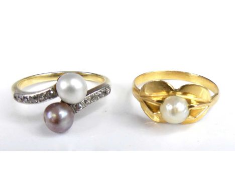 A yellow metal, grey and cream pearl crossover ring, the pearls each approx dia.5.4mm, the shoulders each pavé set with six s