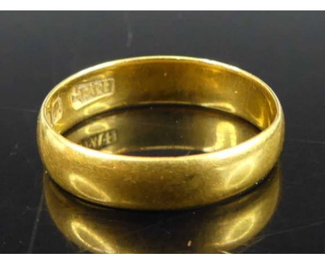 A 22ct gold 4mm D-shaped wedding ring, size H, gross weight 2.2g, hallmarked 22ct, Birmingham 1919, sponsor HWLd