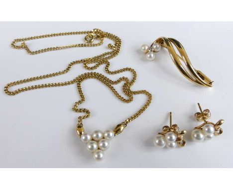 A suite of yellow metal pearl set jewellery, to include a double scrollwork bar brooch with a trefoil of 4.05 to 4.15mm cultu