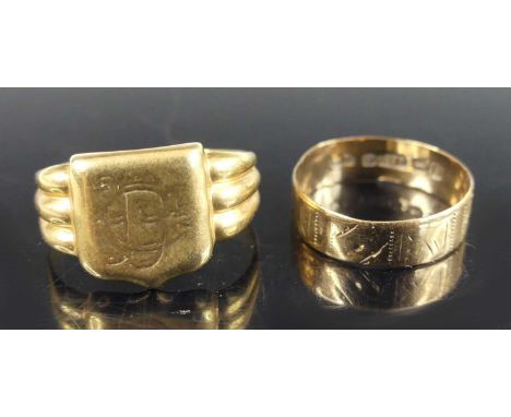 A gent's 9ct gold signet ring, Chester 1916, size R; together with a 9ct gold engraved wedding band, size K, gross weight 4g 