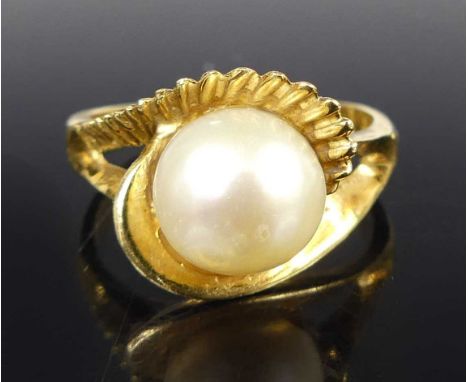 A modern continental yellow metal and cultured pearl set dress ring, pearl dia.9.1mm, stamped K18 and tests as approx 18ct go