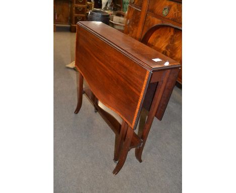 An Edwardian mahogany Sutherland table with base shelf and outswept legs, 68cm wide
