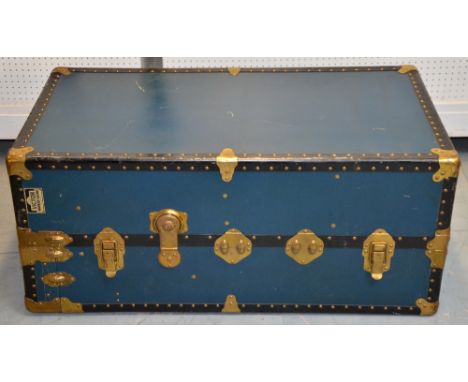 'The World Famous Victor Wardrobe Luggage' trunk scratched and scuffed throughout, slight corrosion to brass mounts, no keys 