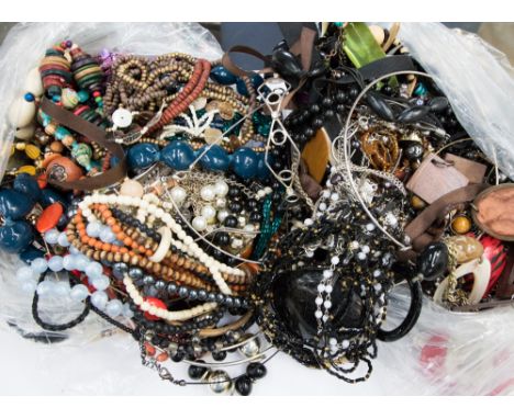 Vintage and ethnic jewellery including glass, wood, chains, necklaces, vintage, mother-of-pearl (qty)
 