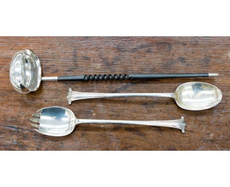 A pair of George V silver serving spoons, Onslow pattern, marked for Mappin and Webb, Sheffield 1925, together with a modern 