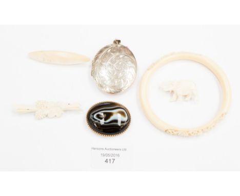 A collection of jewellery including ivory bangle, mother-of-pearl brooch, agate brooch, silver locket etc 