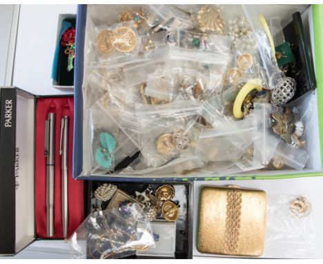 A quantity of vintage costume jewellery