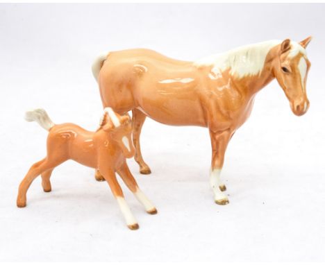 A Beswick Palomino horse with tail touching near leg and a palomino foal (2)