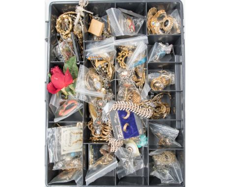 Assorted vintage costume jewellery 