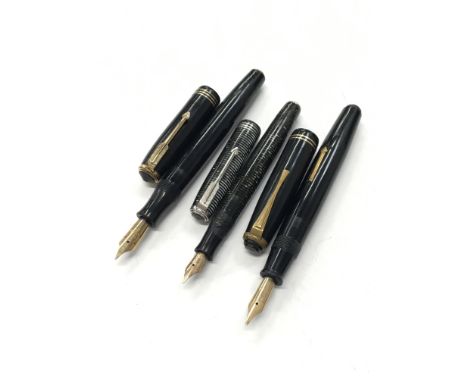 Three vintage fountain pens to include two Parker Vacumatic filling system pens, both with 14 carat gold nibs together with a