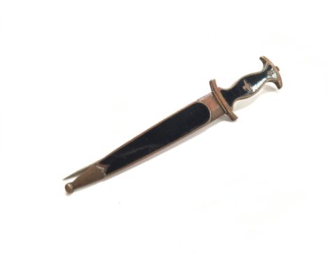 A base metal and enamelled SS German Nazi dagger (R30).