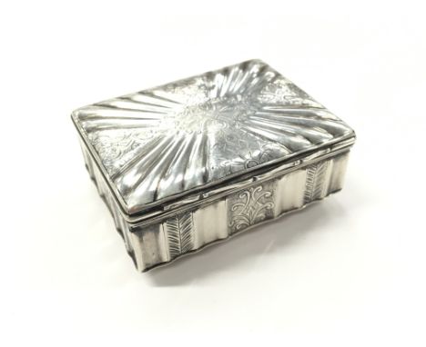 A Continental silver snuff box with engraved lid and floral decorated base (89g)