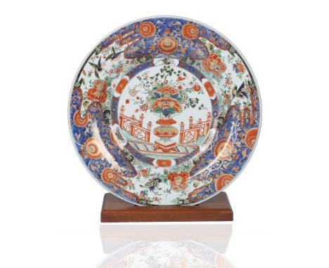 A CHINESE IMARI CHARGER, KANGXI PERIOD, EARLY 18TH CENTURYcircular form, centered a vase with blooming flowers, the cavetto c