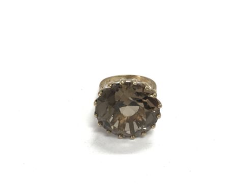 A 9ct gold ring set with a circular smoky quartz stone, approx 10g and approx size L-M.