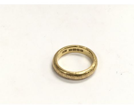A 22ct gold band, approx 7g and approx size K.