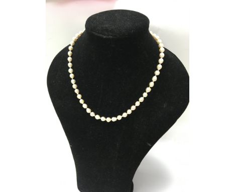 A Pearl necklace with 9 ct gold clasp