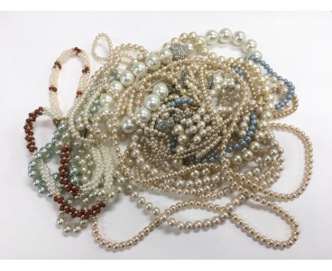 A collection of 15 nice quality pearl necklaces.