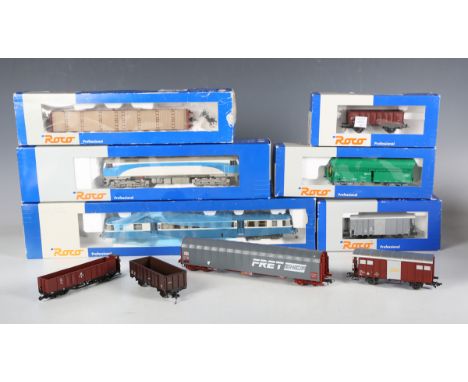A small collection of Roco Professional gauge HO railway items, comprising No. 43077 railcar, No. 63445 diesel locomotive and
