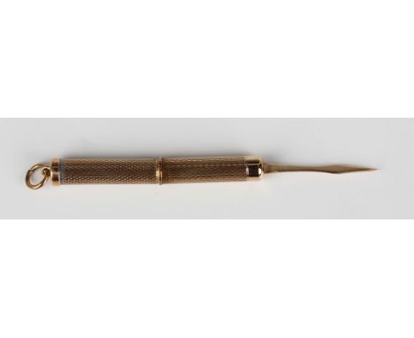A 9ct gold propelling toothpick with engine turned decoration, Birmingham 1979 by William Manton, weight 6.8g, extended lengt