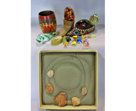 A mixed selection of items to include a Murano glass spiral droplet, six Murano glass boiled sweets, a hand painted jade gree