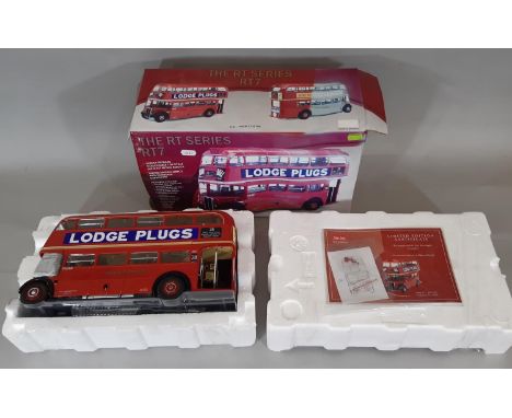 1:24 scale model of  the RT Series RT7 Double Decker Bus by Sun Star, boxed with certificate 515/628. Appears to have never b