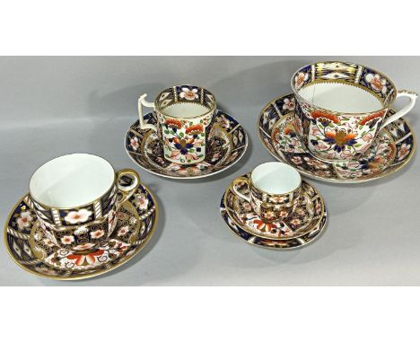 Four imari cups and saucers in varying sizes, together with an additional imari saucer and a plate 