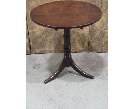 A Georgian oak country made snap top table on turned pillar and swept base, 60cm diameter (af) 